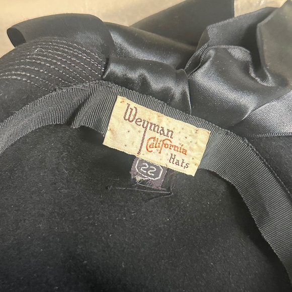 IMPRESSIVE 1940s' BLACK FELT HAT + TOPSTITCHED BRIM & SATIN BANDS & BOW - Picture 13 of 13